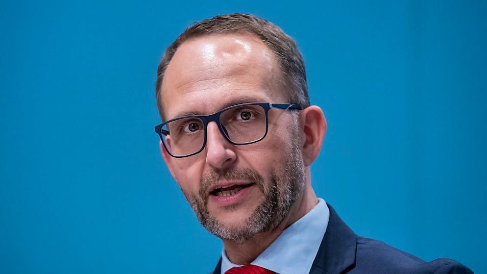 Die Strafuntersuchung gegen einen Polizisten werden im Nachgang zu einem Verkehrsunfall von Regierungsrat Norman Gobbi ausgeweitet. (Archivbild)