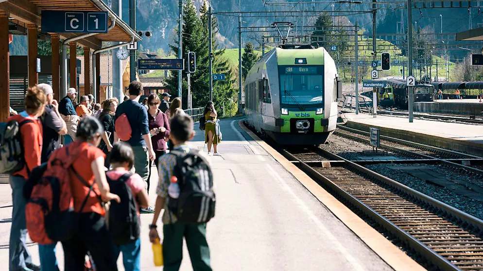 Die BLS saniert das Bahnhofsgebäude Kandersteg und erneuert Gleisanlagen sowie Bahntechnik. (Archivbild)