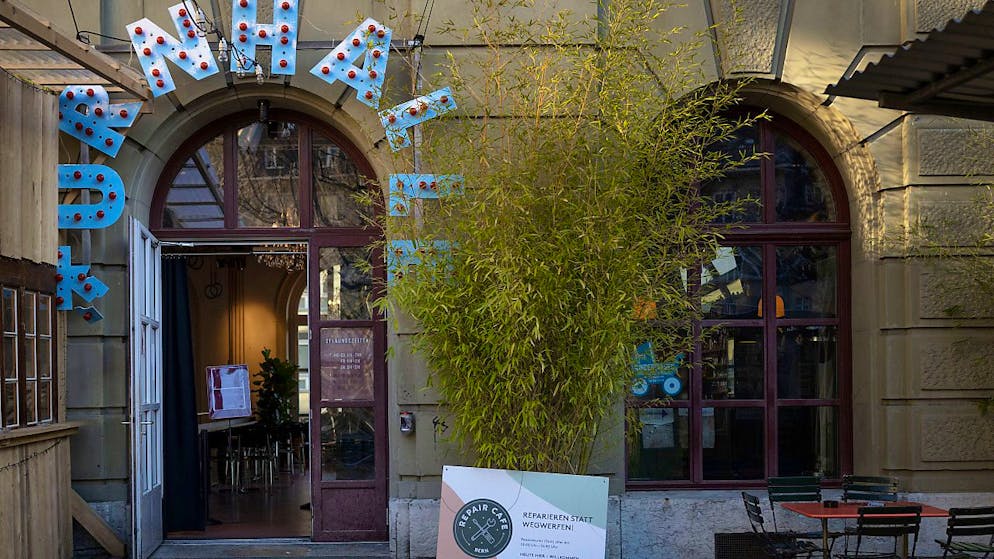 Der Eingang zur Turnhalle-Bar im Progr: Innenhof und Küche werden erst 2025 umgestaltet. (Archivbild)