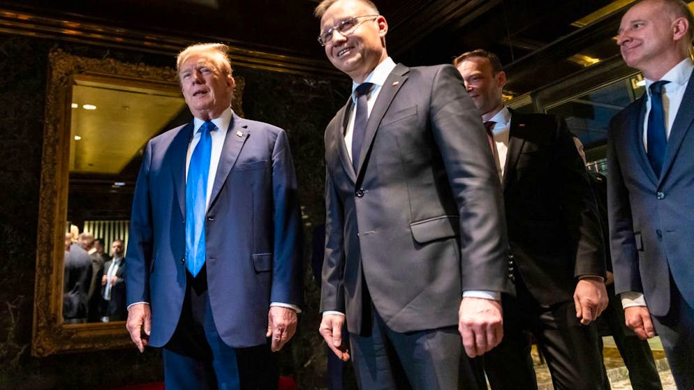 Der ehemalige US-Präsident Donald Trump trifft sich mit dem polnischen Präsidenten Andrzej Duda im Trump Tower in New York Foto: Stefan Jeremiah/AP/dpa