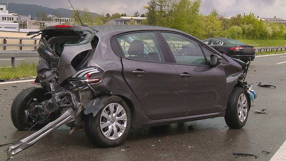 Eines der verunfallten Autos auf der A7. 