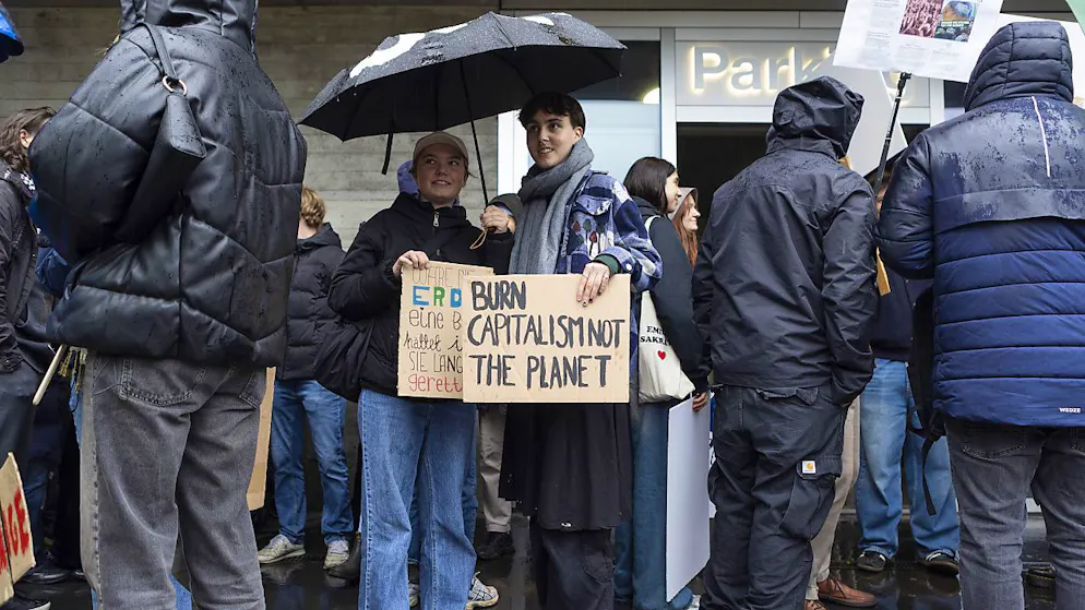 Des milliers de personnes manifestent en Suisse pour le climat - Gallery. Environ 600 personnes sont descendues dans la rue à Zurich.