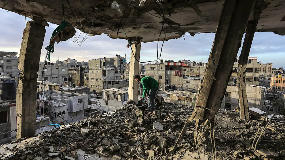 ARCHIV - Ein Palästinenser inspiziert sein Haus, das bei einem israelischen Luftangriff auf Rafah zerstört wurde. Foto: Abed Rahim Khatib/dpa