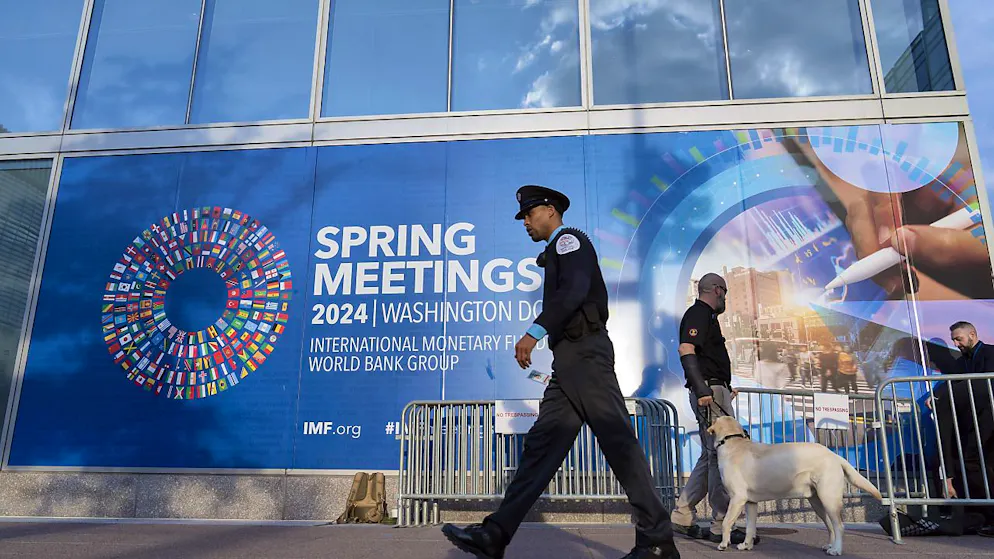 Der Schweizer "Too big to fail"-Ansatz fand beim IWF Anklang: Polizist vor dem Banner des Anlasses in Washington.