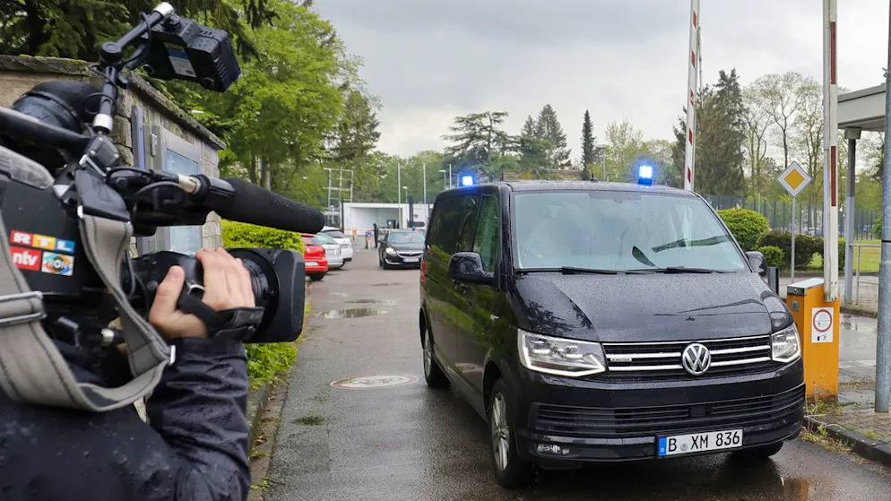 Polizeiwagen verlassen am 18. April den Bundesgerichtshof in Karlsruhe: Die beiden Spionageverdächtigen wurden in der Justizvollzugsanstalt Hof in Bayern untergebracht.