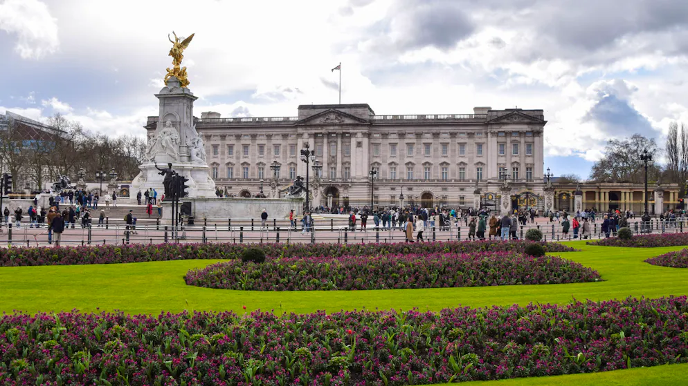 Nach der internen Weihnachtsfeier im Buckingham-Palast ist eine Mitarbeiterin nach einer Auseinandersetzung in einer Bar festgenommen worden.