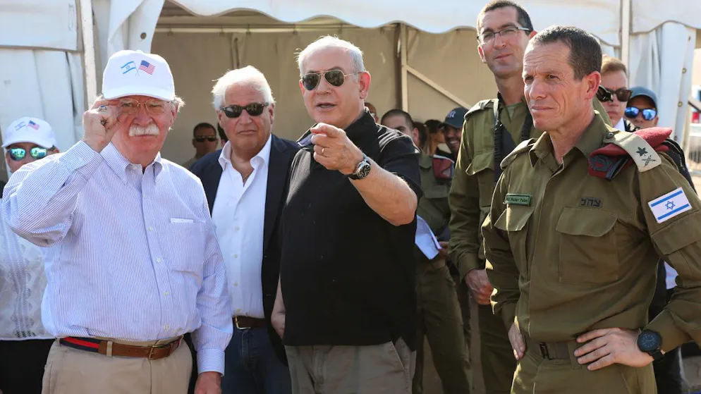 Der damalige US-Sicherheitsberater John Bolton (links) mit Israels Premierminister Benjamin Netanjahu (mit dem Fingerzeig) im Juni 2019 in Jericho.