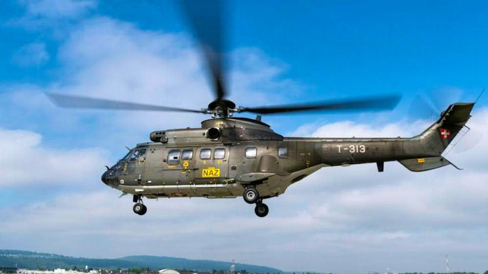 Ein solcher Superpuma-Helikopter der Schweizer Flugwaffe fliegt am kommenden Dienstag Notfallmaterial zum AKW Gösgen SO. Es handelt sich um eine Übung. (Archivbild)
