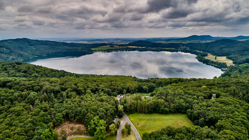 Der Eifel-Vulkanismus ist noch aktiv. Im Bild der Laacher See, eine Caldera, die von einem grossen Ausbruch vor über 10'000 Jahren zeugt. 