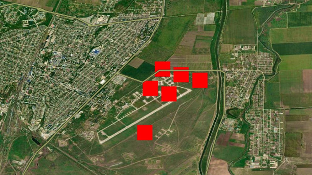 I satelliti hanno registrato il fuoco in questi punti dell'aeroporto di Dzhankoi dopo l'attacco.