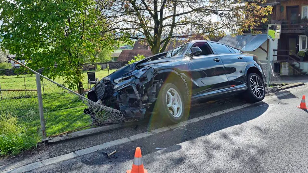 Die Spuren der drei Kollisionen sind am Auto nicht zu übersehen.