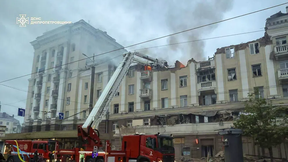 Des secouristes ukrainiens à l'oeuvre à Dnipro vendredi après des frappes russes qui auraient fait au moins huit morts dans la région, dont deux enfants.