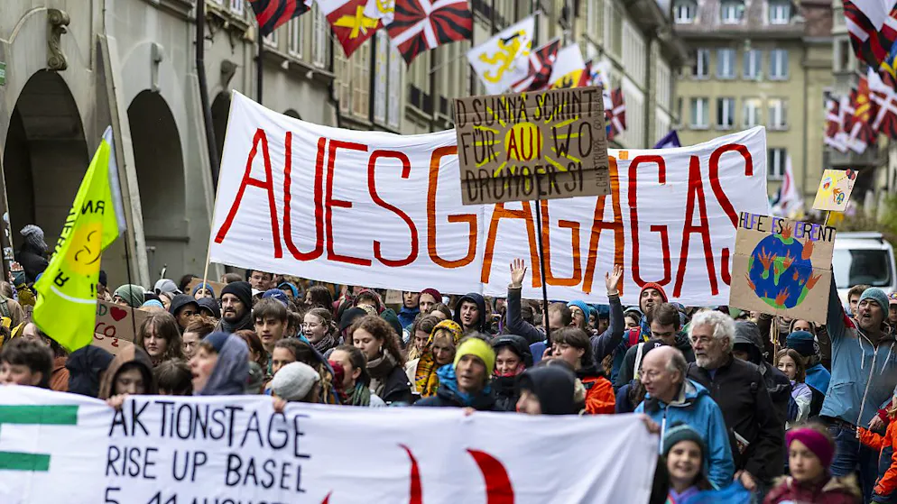 Des milliers de personnes manifestent en Suisse pour le climat - Gallery. A Berne, environ 1200 personnes ont défilé dans la vieille ville.