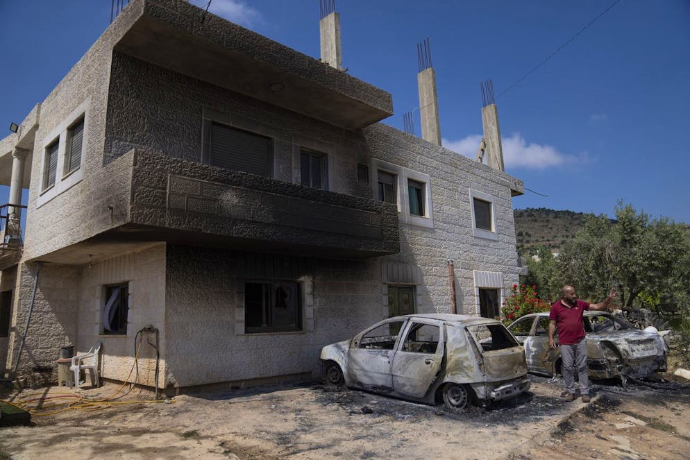 Akef Abu Alia, 48 ans, inspecte les dégâts de sa maison et de ses véhicules incendiés, dans le village d'al-Mughayyir en Cisjordanie, samedi 13 avril 2024. Des dizaines de colons israéliens ont fait irruption vendredi dans un village palestinien de Cisjordanie occupée par Israël, tirant des coups de feu et incendiant des maisons et des voitures.