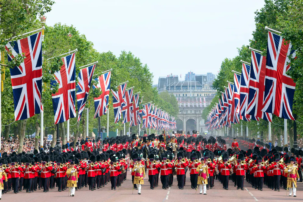 König Charles und Königin Camilla wollen nicht in den Buckingham-Palast ziehen. Der Buckingham-Palast ist ein wunderbarer Ort für zeremonielle Anlässe; also wenn sich Menschenmengen auf der Mall, der Prachtstrasse davor, drängen, um den König oder die Königin auf dem berühmten Balkon zu sehen.