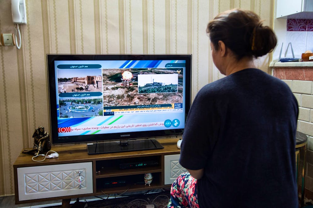 Esplosione in Iran in TV Una donna iraniana guarda un canale televisivo iraniano a Teheran, in Iran, dopo che la TV ufficiale iraniana ha confermato la presenza di forti esplosioni nella provincia centrale di Isfahan, mentre i funzionari statunitensi confermano che Israele ha effettuato un attacco all'interno dell'Iran, il 19 aprile 2024. 