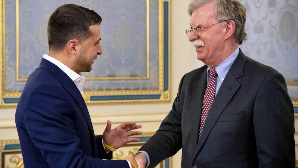 John Bolton trifft im August 2019 in Kiew Wolodymyr Selenskyj.