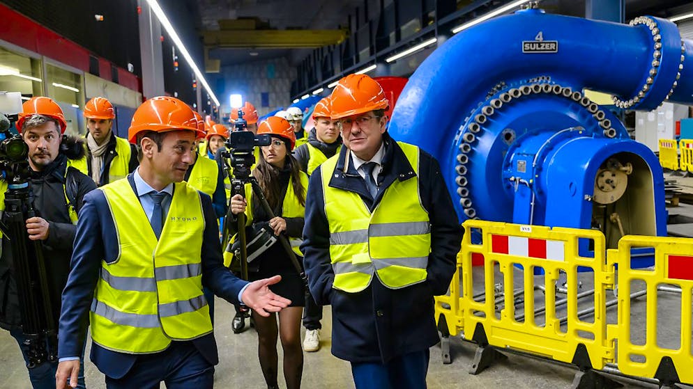 Albert Rösti (à droite) et Vassilis Venizelos ont visité vendredi matin la centrale hydroélectrique de Veytaux.