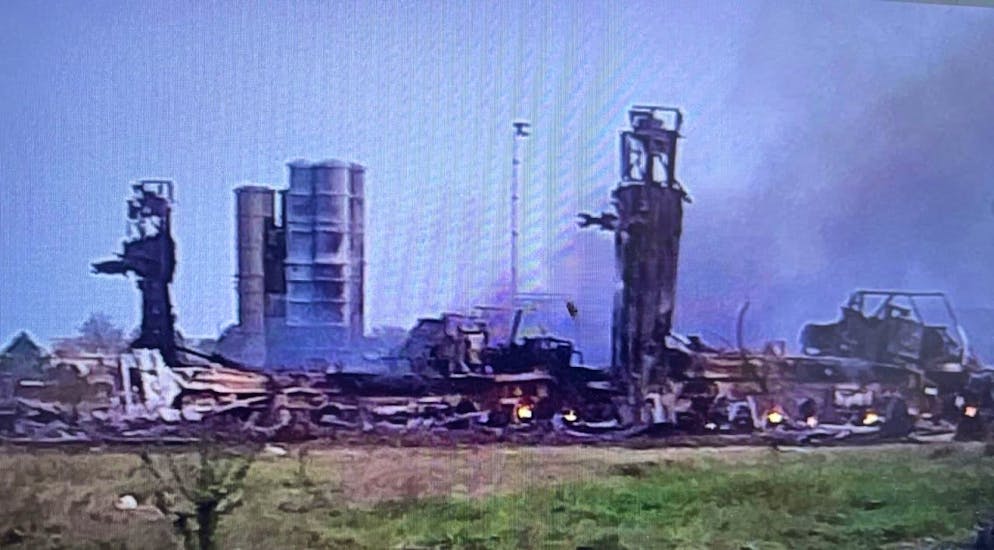 Un attacco a Dzhankoj, nella Crimea occupata dai russi, avrebbe distrutto tre piattaforme di lancio S-400, una struttura radar e una struttura di manutenzione.