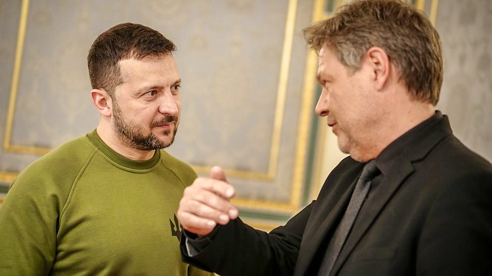 Wolodymyr Selenskyj (l) empfängt Robert Habeck im Präsidentenpalast. Foto: Kay Nietfeld/dpa