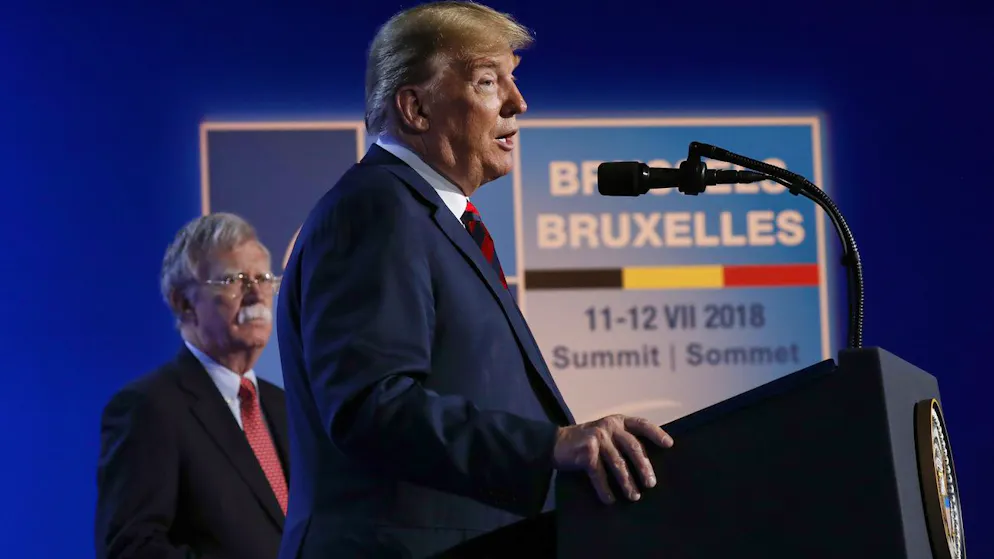 John Bolton (links) am 12. Juli 2018 mit seinem damaligen Boss Donald Trump in Brüssel.