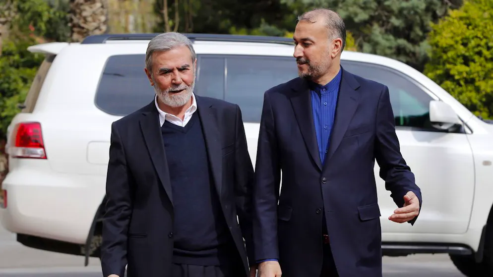 Der iranische Aussenminister Hussein Amirabdollahian (r.) begrüsst Ziyad al-Nakhalah, den Anführer des Islamischen Dschihads vor einem Treffen in Teheran am 30. März 2024. Der Palästinensische Islamische Dschihad (PIJ) gilt als eine der radikalsten militanten Gruppierungen im Nahen Osten.