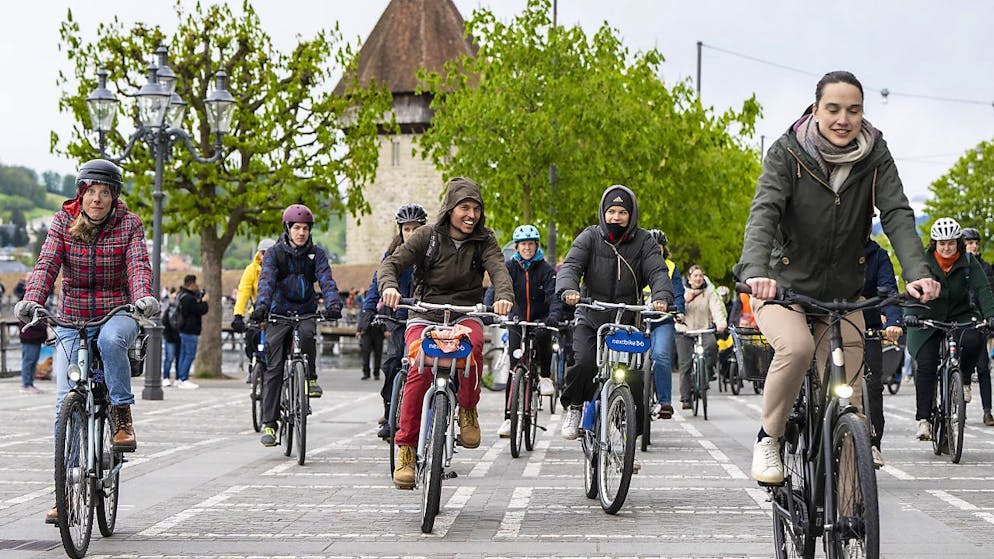 Die radelnde Klimakundgebung fährt an der Jesuitenkirche vorbei.