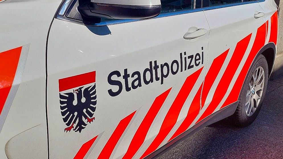 Die Stadtpolizei Aarau hat am Freitagmorgen zwei mutmassliche Diebe festgenommen, die in Aarau und möglicherweise auch Erlinsbach Sonnenbrillen, Bargeld und Bankkarten aus Fahrzeugen entwendet hatten.