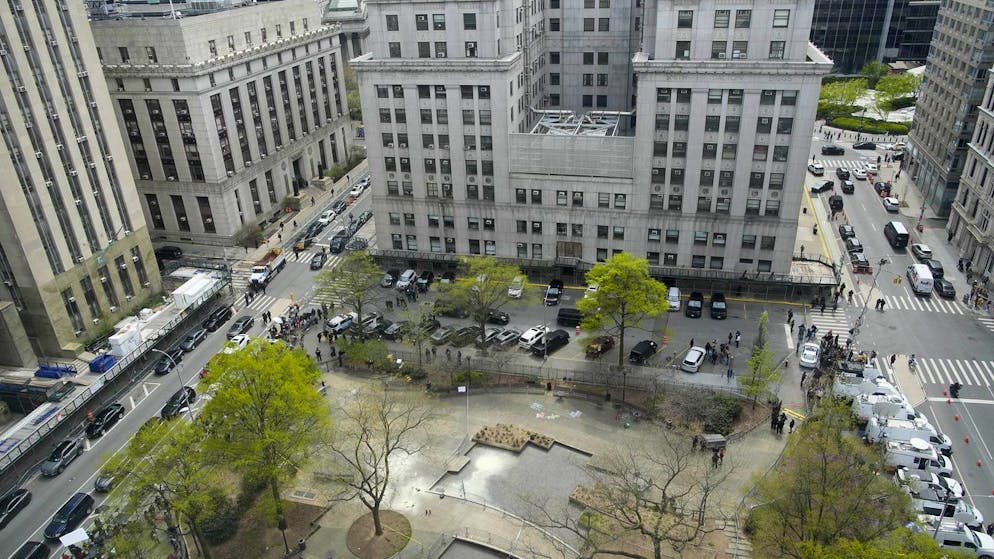 Stati Uniti. Una persona si è data fuoco fuori dal tribunale di Trump, è in condizioni critiche