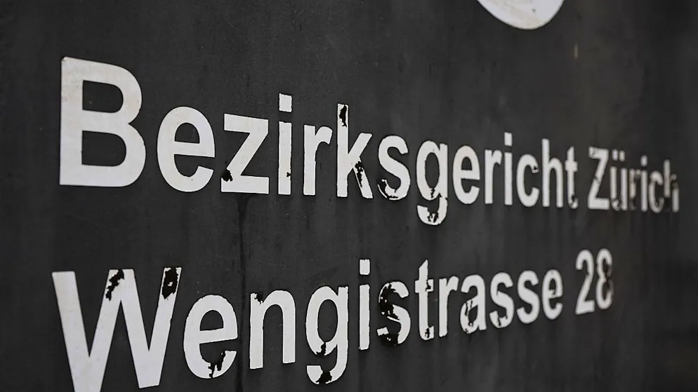 Das Bezirksgericht Zürich hat am Freitag den ehemaligen Leiter der Herzchirurgie des Universitätsspitals Zürich vom Vorwurf der Urkundenfälschung freigesprochen. (Archivbild)