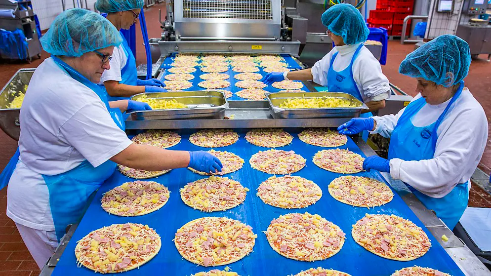 Dr. Oetker konnte trotz der Zurückhaltung bei den Konsumenten den Umsatz steigern. Im Bild zu sehen das Pizzawerk des Unternehmens im deutschen Wittenburg. (Archivbild)