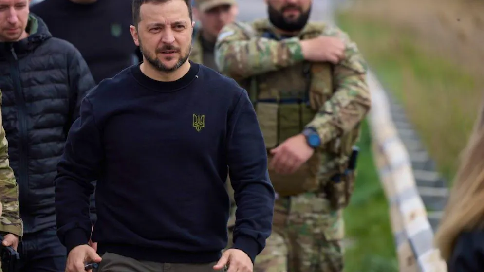 HANDOUT - Der ukrainische Präsident Wolodymyr Selenskyj besucht die Frontstellungen in der Region Donezk. Foto: President Of Ukraine/APA Images via ZUMA Press Wire/dpa - ACHTUNG: Nur zur redaktionellen Verwendung und nur mit vollständiger Nennung des vorstehenden Credits