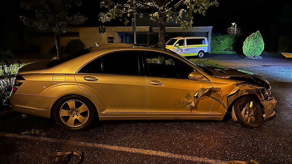 Der gestohlene Mercedes blieb in Oftringen demoliert bei einer Schule zurück.