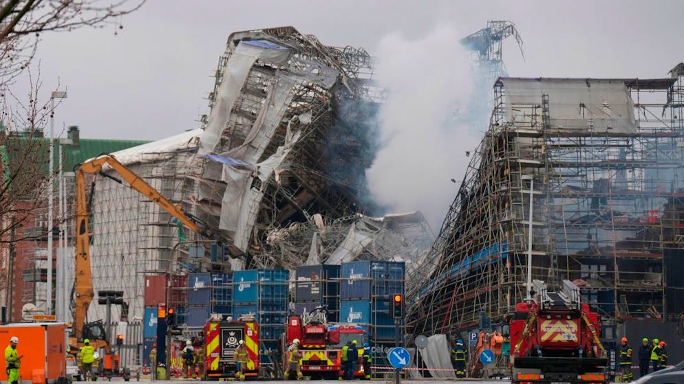 dpatopbilder - Nach dem plötzlichen Einsturz des Börsengebäudes sind die Einsatzkräfte noch immer mit Sicherungsarbeiten beschäftigt. Foto: Emil Helms/Ritzau Scanpix Foto/AP/dpa