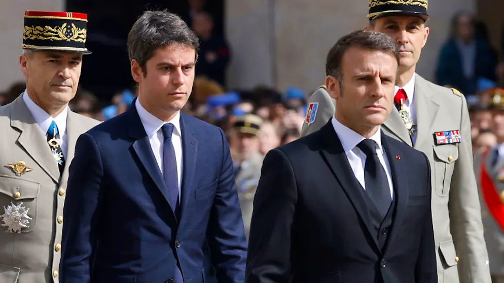 Gabriel Attal (à gauche sur le cliché), en baisse dans les sondages, reste plus populaire auprès des Français qu'Emmanuel Macron (à droite) (archives).