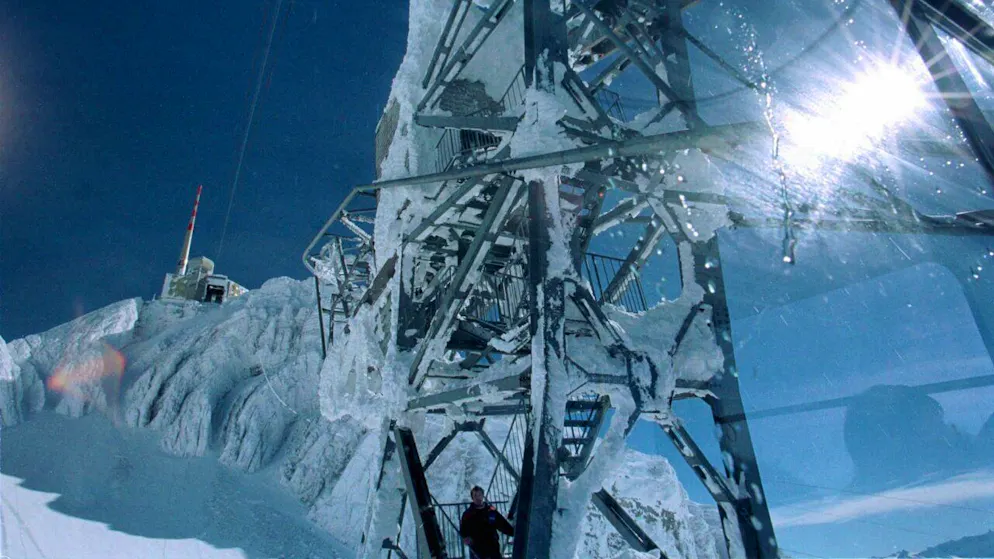 Bereits Ende Februar 1999 lagen auf dem Säntis rund acht Meter Schnee, auf der Schwägalp (1352 m.ü.M) wurden über drei Meter gemessen.: Ein Blick aus dem Kabinenfenster der Säntisbahn auf die oberste Stütze 2 bei der Tierwies und weiter auf den Gipfel. (Archivbild)