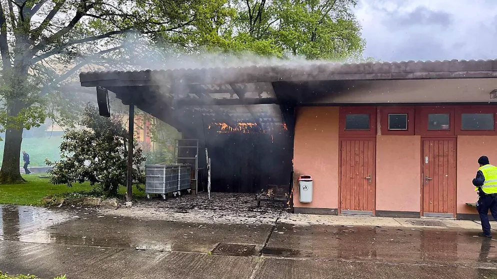 Das ehemalige Clubhaus des FC Holderbank stand in Brand.