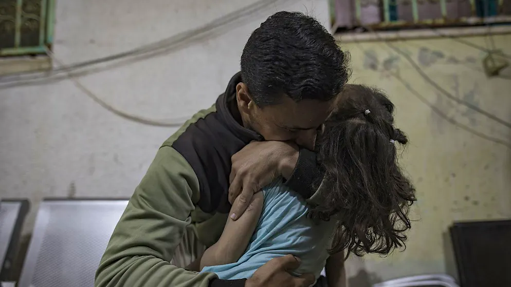Un père tient le corps de sa fille tuée dans un bombardement israélien dans le camp de réfugiés de Rafah, au sud de la bande de Gaza.