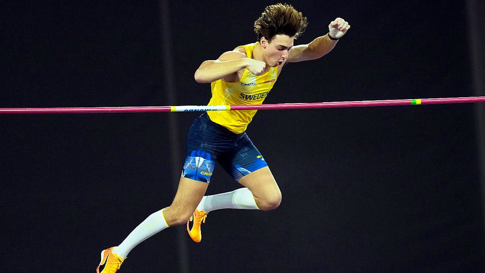 Armand Duplantis demonstriert in China seine bestechende Frühform mit einem Sprung über die Weltrekordhöhe von 6,24 Meter.