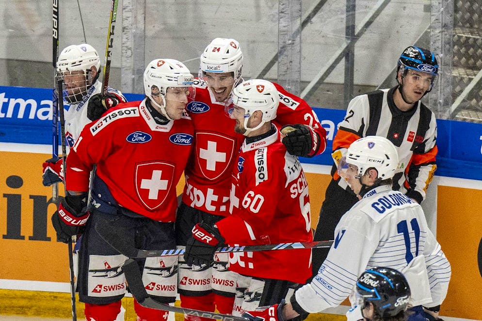 Sven Senteler, Tobias Geisser et Tristan Scherwey célèbrent leur victoire.