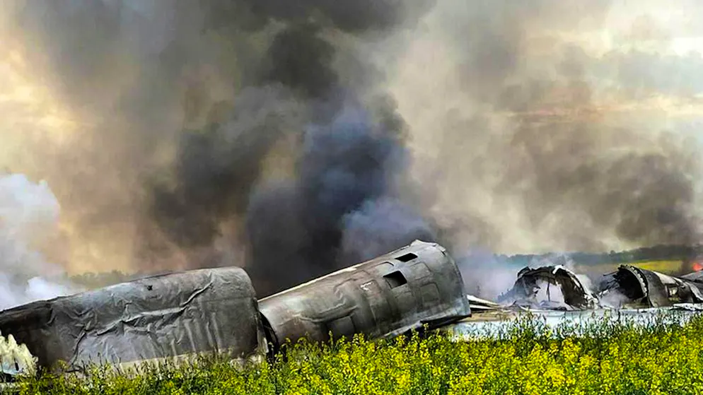 HANDOUT - Das Wrack eines Überschallbombers vom Typ Tupolew Tu-22M3. Foto: Governor of the Stavropol region Vladimir Vladimirov Telegram channel/AP/dpa - ACHTUNG: Nur zur redaktionellen Verwendung und nur mit vollständiger Nennung des vorstehenden Credits