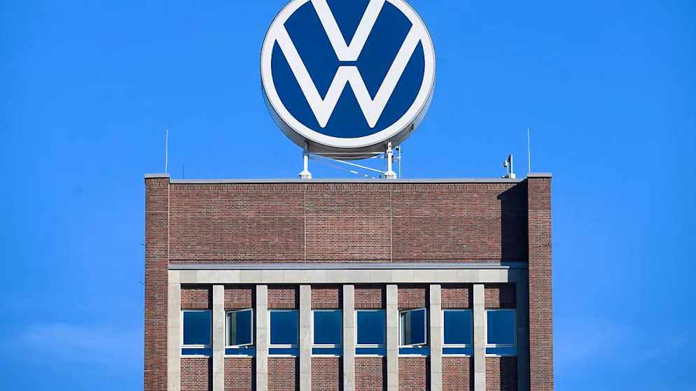 Das VW-Logo steht auf dem Markenhochhaus im Volkswagen Stammwerk in Wolfsburg. Der Autobauer war über mehrere Jahre im Visier von Hackern. (Archivbild)