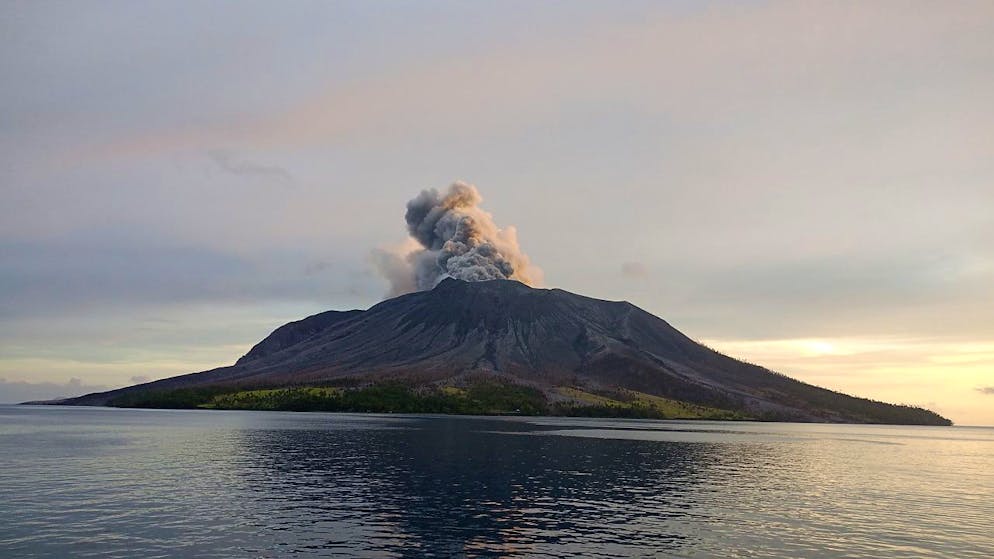 Le volcan est entré de nouveau en éruption avant minuit vendredi et de nouveau samedi après-midi, expulsant une colonne de cendres à 250 mètres au-dessus de son sommet.