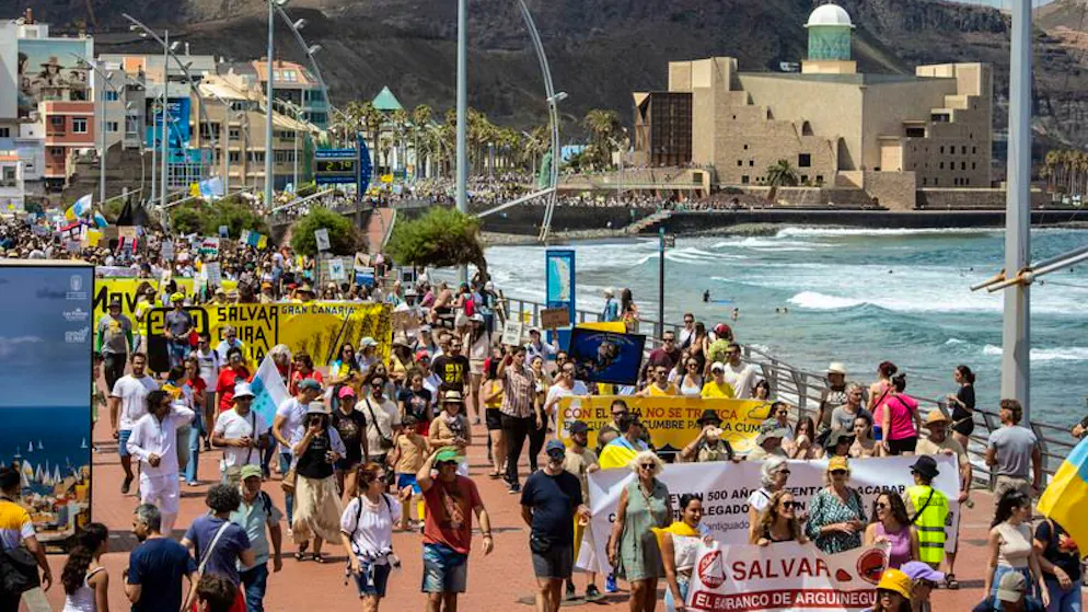 Einheimische protestieren mit Plakaten gegen das Massentourismusmodell.