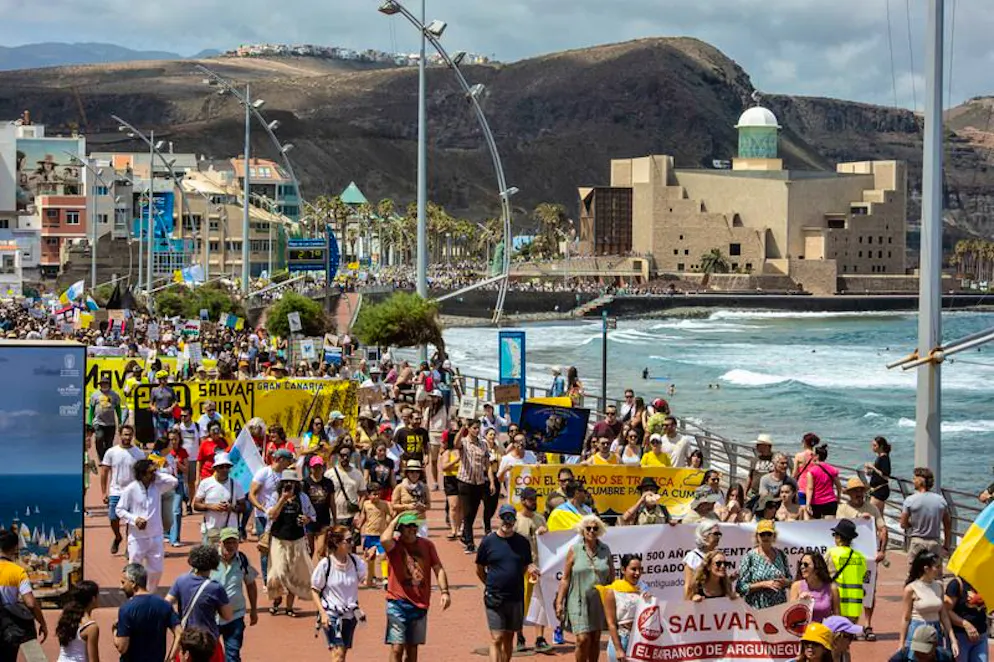 Auf der Kanarischen Insel Gran Canaria protestieren am Samstag Tausende Menschen gegen den unregulierten Massentourismus.