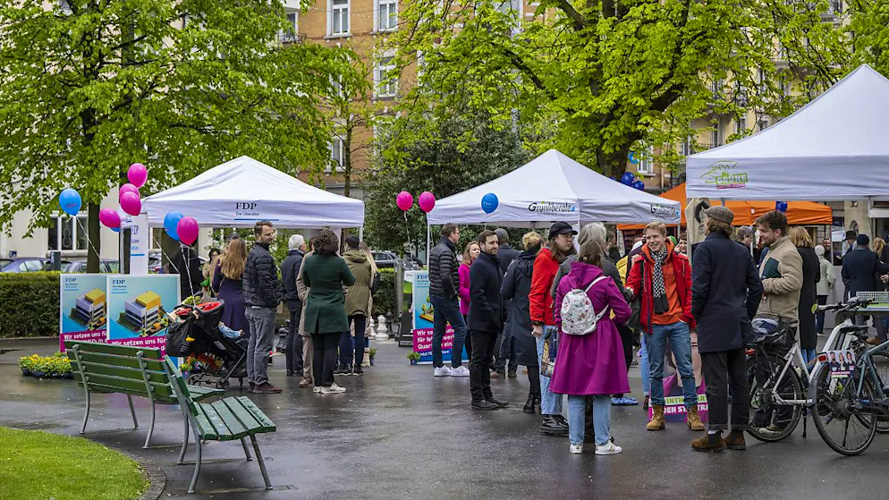 Am "Markt der Parteien" im Vögeligärtli in der Stadt Luzern blieben wegen des nasskalten Wetters die Parteien weitgehend unter sich.