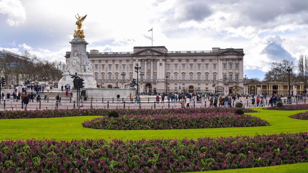«Albergo pieno di spifferi». Re Carlo non vuole trasferirsi a Buckingham Palace, ecco perché