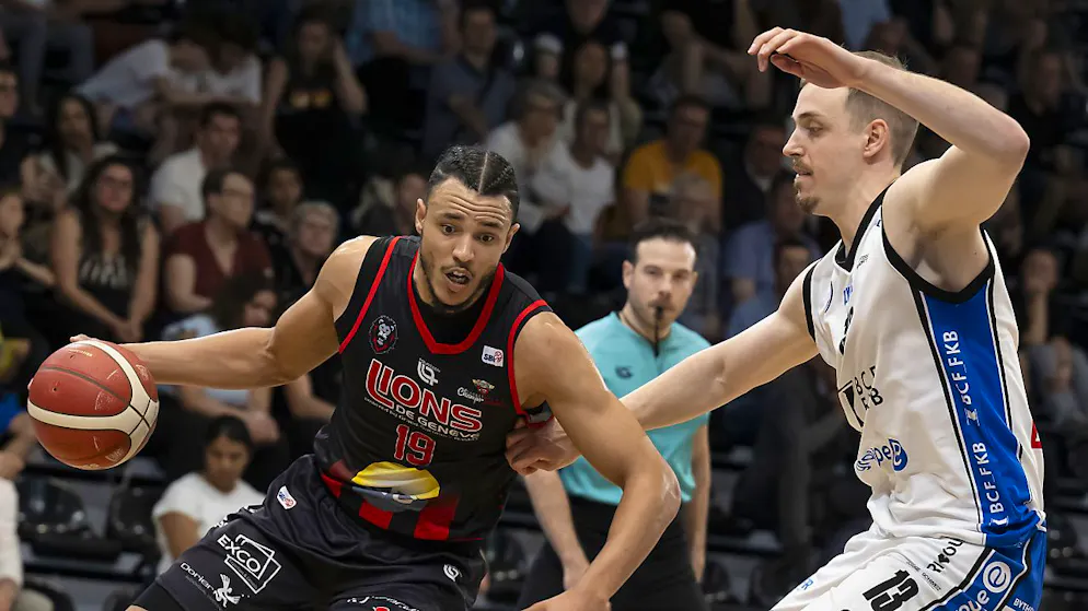 Le Genevois Noe Anabir déborde le Fribourgeois Killian Martin.