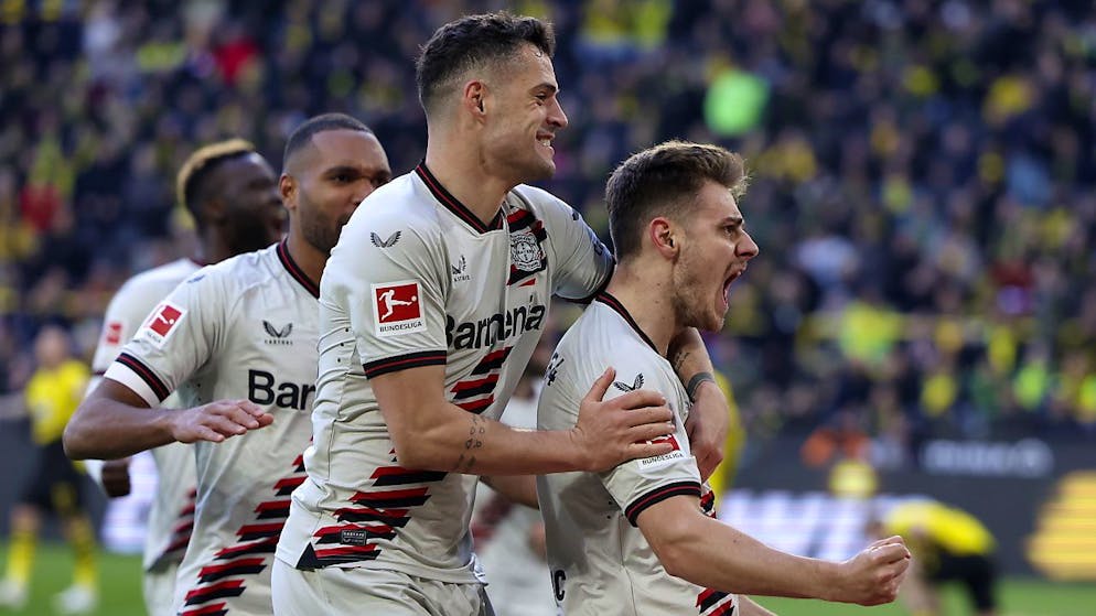 Josip Stanisic und Granit Xhaka freuen sich über das späte 1:1