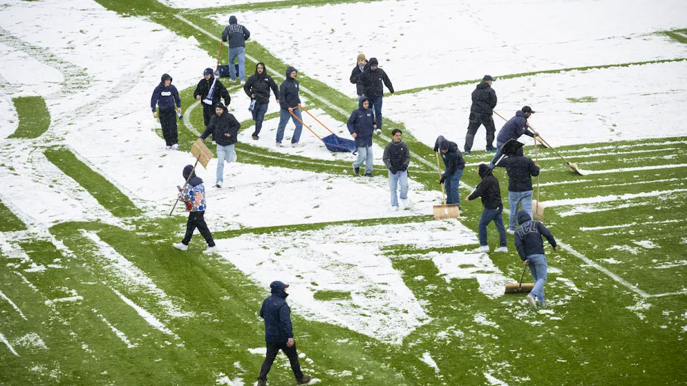 Bizarre Szenen im Letzigrund. FCZ-Fans helfen beim Schneeschaufeln mit – Zubi: «Welcome to Switzerland»